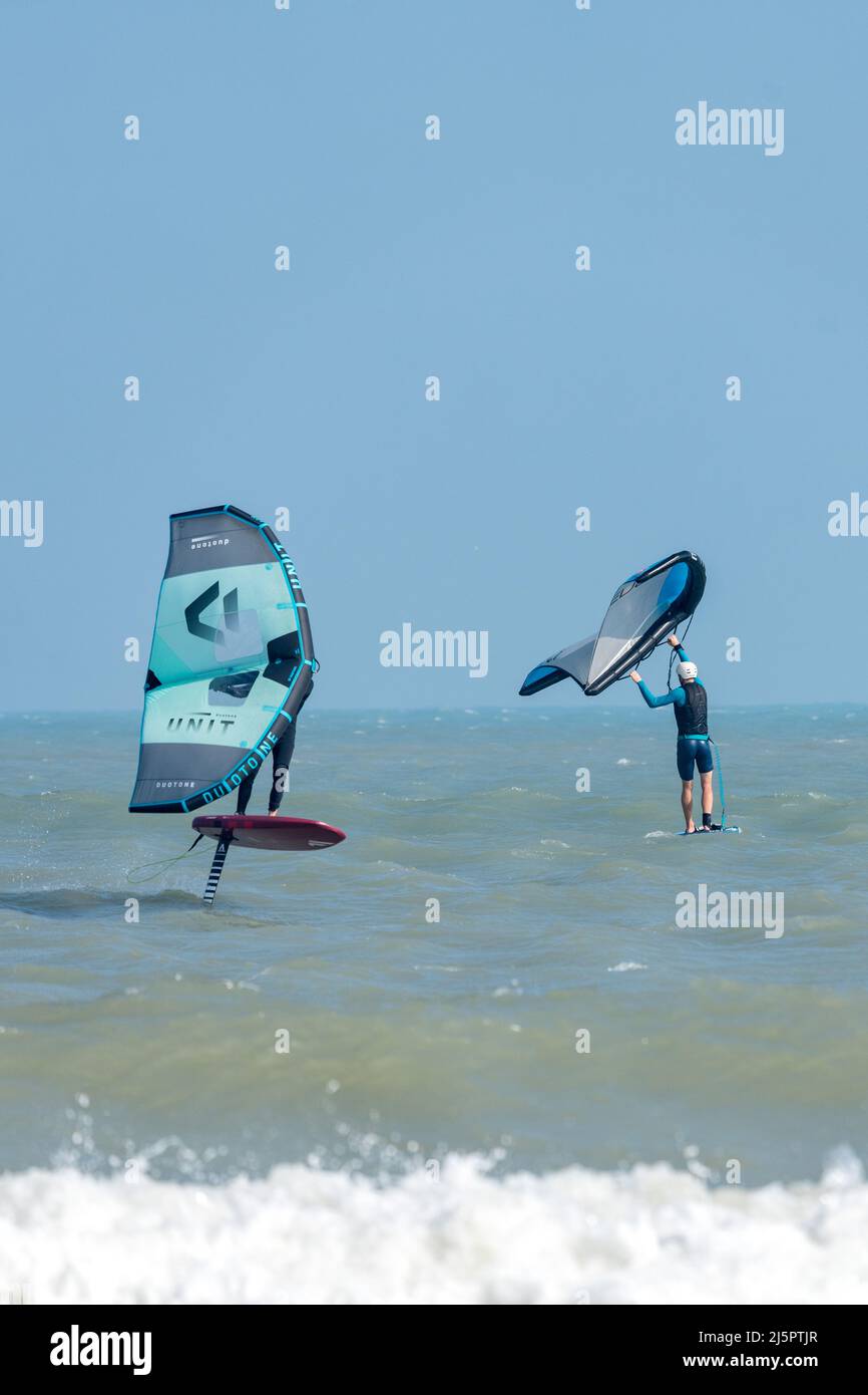 Zwei Flügelsurfer auf Tragflächenboot-Boards winging im Golf von Mexiko im Winter auf South Padre Island, Texas. Stockfoto