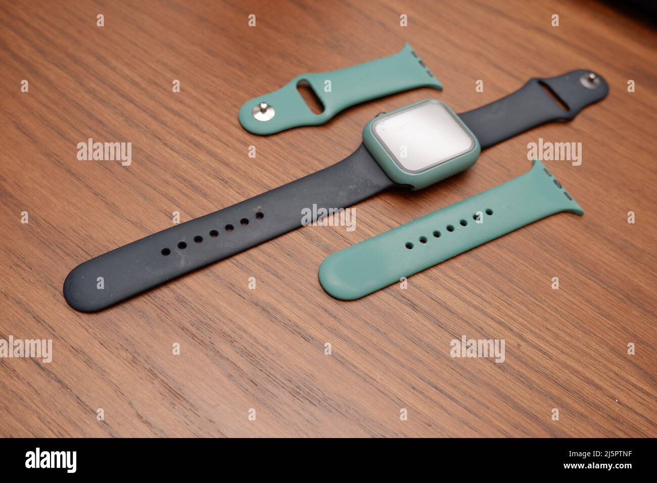 Hongkong, 25. Apr 2022: Apple Watch in Marineblau auf Holzoberfläche und das wechselbare Aqua-Uhrenarmband. Stockfoto