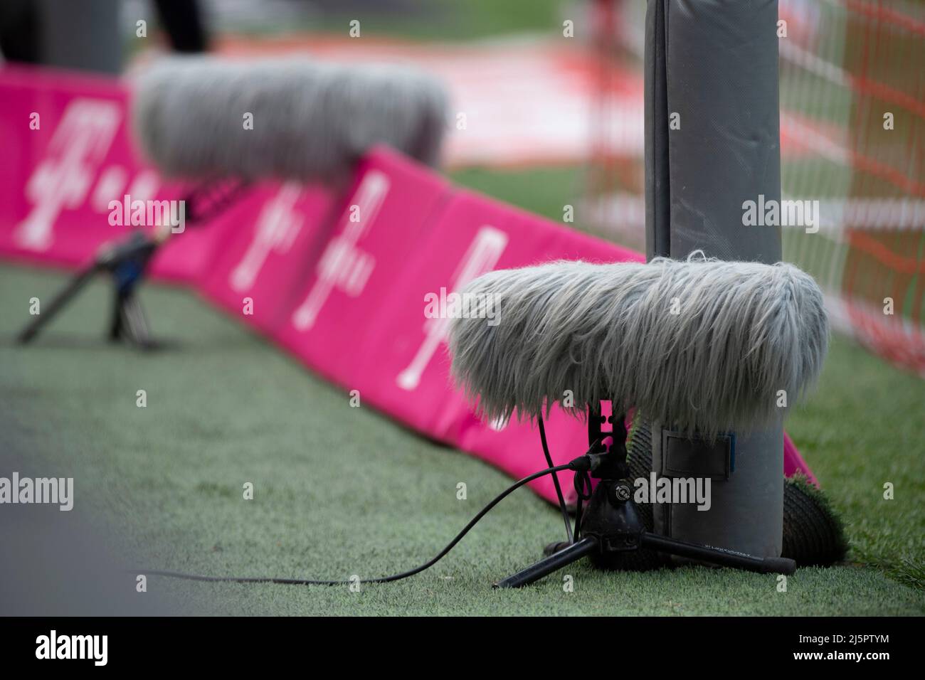 Mikrofone hinter einem Tor, Feature, Randmotive, symbolisches Foto, Fußball 1. Bundesliga, Spieltag 31., FC Köln (K) - Arminia Bielefeld (BI) 3: 1 am 23.. Februar 2022 in Köln. #Die DFL-Vorschriften verbieten die Verwendung von Fotos als Bildsequenzen und/oder quasi-Video # Â Stockfoto