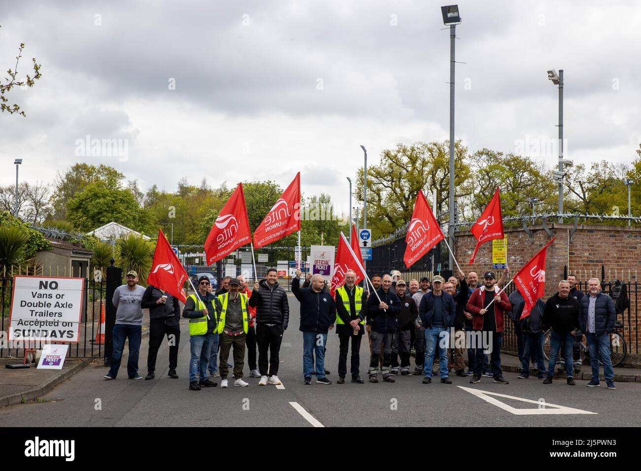 UNITE Union-Mitglieder streiken im Ormeau Road Recycling Center in Belfast. Bilddatum: Montag, 25. April 2022. Stockfoto