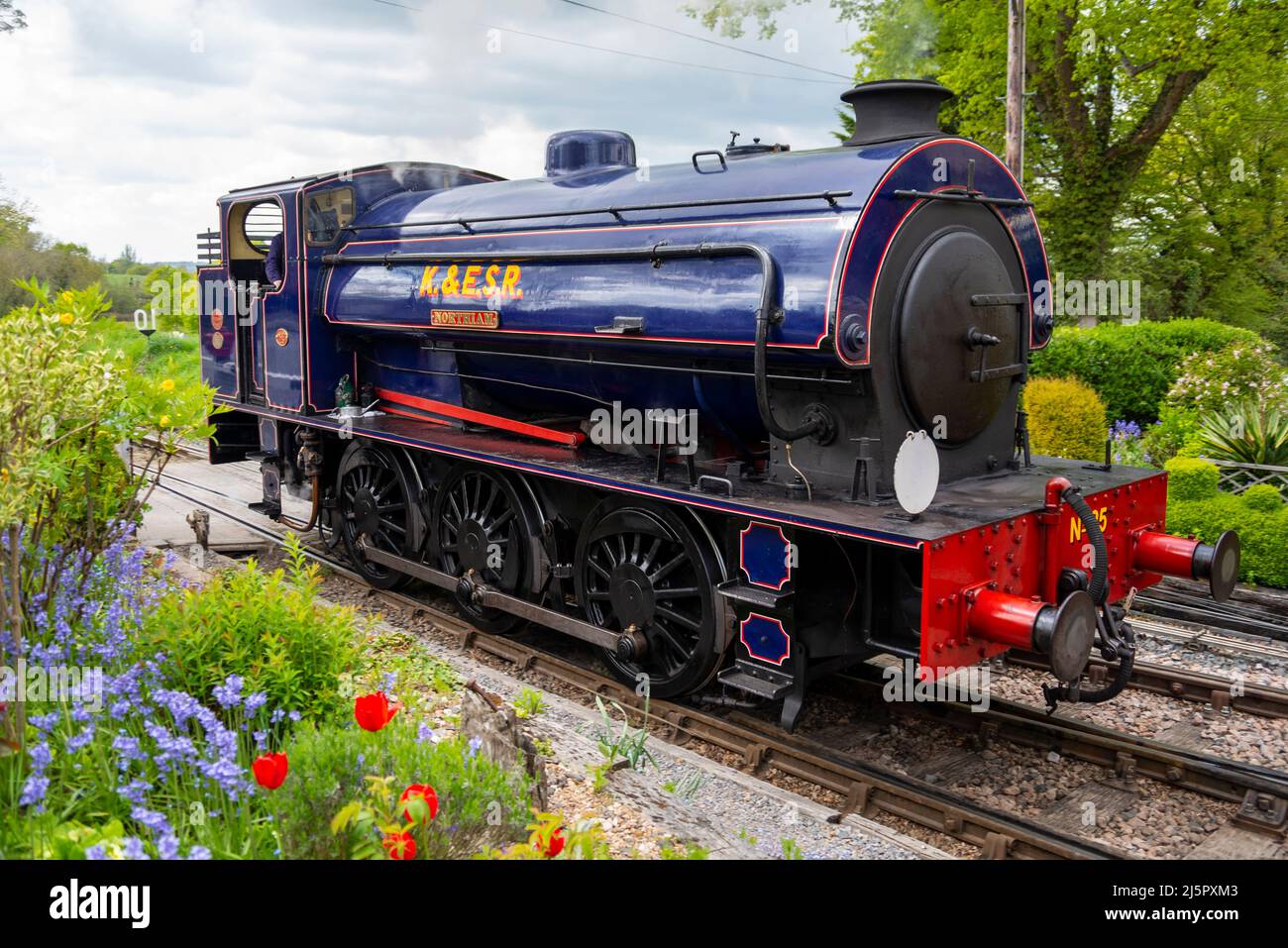 Kent & East Sussex Railway, Tenterden, Kent, Großbritannien. 25. April 2022. Die Zukunft des historischen Dampfsektors im Vereinigten Königreich ist durch die Schließung der Kohlebergwerke des Landes gefährdet, insbesondere der Trockendampfkohle, die in einer Mine in Wales ausschließlich abgebaut wird. Trockene Dampfkohle ist ein halbrauchfreier Brennstoff, der sauberer als Hauskohle verbrennt und in Dampfeisenbahnmaschinen, Zugmaschinen und dampfbetriebenen Schiffen verwendet wird. Importierte Kohle verursacht höhere Umweltbelastungen und wirkt sich durch den Transport aus Kasachstan und Kolumbien auf die Umwelt aus. Es wurde eine Veranstaltung durchgeführt, um das Problem hervorzuheben. Dampflokomotive Stockfoto