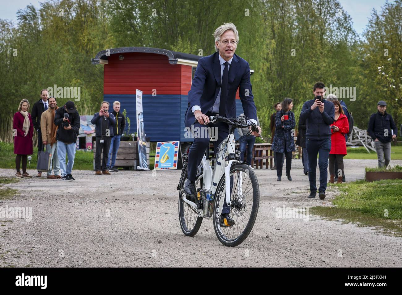 2022-04-25 11:59:22 GRONINGEN - Bildungsminister Robbert Dijkgraaf besucht die Terra, Noorderpoort und Alfa Hochschule. Die Studierenden stellen Entwicklungen und Innovationen im Bereich Nachhaltigkeit vor. Im Mittelpunkt des Besuchs stehen die Themen Energiewende, Talentpolitik und Zusammenarbeit zwischen MBO, HBO und Universität. ANP VINCENT JANNINK niederlande Out - belgien Out Stockfoto