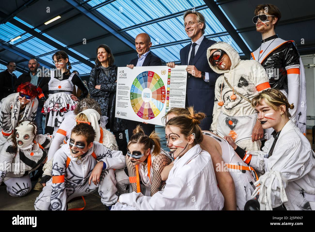 2022-04-25 11:10:27 GRONINGEN - Bildungsminister Robbert Dijkgraaf besucht die Terra, Noorderpoort und Alfa Hochschule. Die Studierenden stellen Entwicklungen und Innovationen im Bereich Nachhaltigkeit vor. Im Mittelpunkt des Besuchs stehen die Themen Energiewende, Talentpolitik und Zusammenarbeit zwischen MBO, HBO und Universität. ANP VINCENT JANNINK niederlande Out - belgien Out Stockfoto