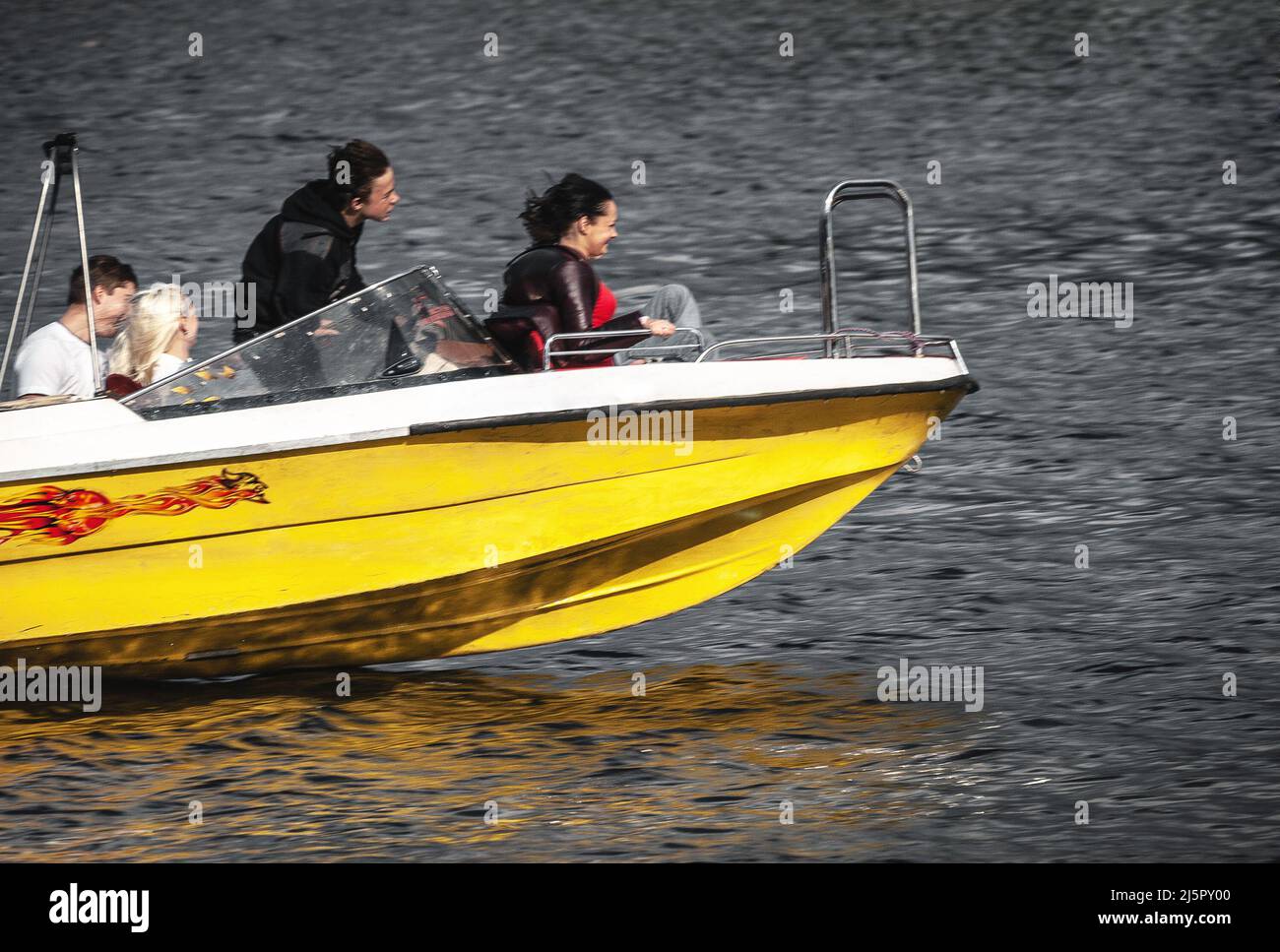 Gruppe junger Menschen, die auf einem Motorboot fahren Stockfoto