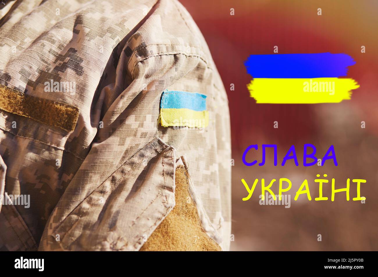 Ukrainische Flagge auf Militäruniform. Ukrainischer Slogan - Ruhm für die Ukraine. Stoppt die russische Aggression. Beendet den Krieg in der Ukraine. Bleiben Sie in der Ukraine. Sensation. Betet für die Ukraine. Speicherplatz kopieren. Stockfoto