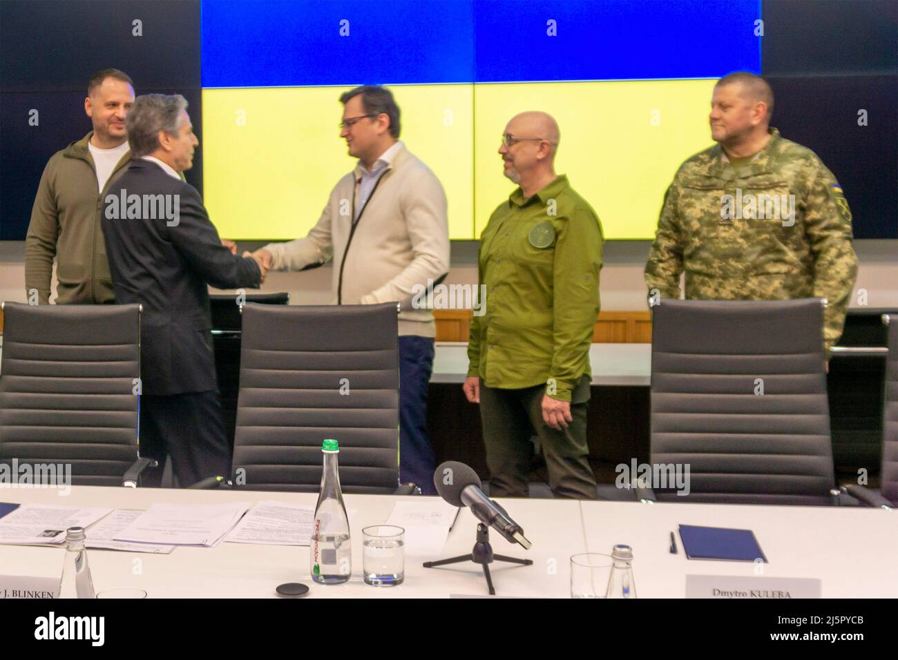 Kiew, Ukraine. 24. April 2022. US-Außenminister Tony Blinken, rechts, schüttelt die Hände mit dem ukrainischen Außenminister Dmytro Kuleba, Mitte, rechts, vor dem Beginn eines persönlichen Treffens, das der ukrainische Präsident Wolodymyr Zelenskyy am 24. April 2022 in Kiew, Ukraine, veranstaltet hat. Austin und Blinken sind die höchsten US-Beamten, die Kiew seit der russischen Invasion besuchen. Kredit: US-Außenministerium/USA State Department/Alamy Live News Stockfoto