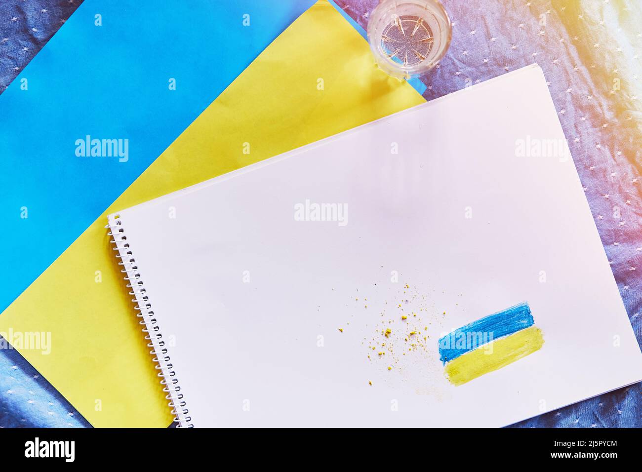 Ukrainische Flagge gezeichnet. Kreative patriotische ukrainische Kunst Hintergrund. Beendet den Krieg in der Ukraine. Stoppt die russische Aggression. Stehe mit der Ukraine. Betet für die Ukraine. Aktuelle Nachrichten. Speicherplatz kopieren. Stockfoto