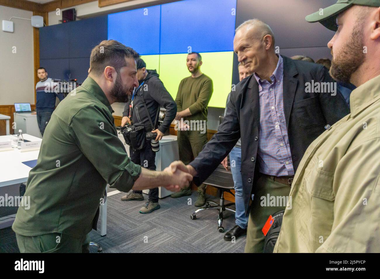 Kiew, Ukraine. 24. April 2022. Der ukrainische Präsident Wolodymyr Zelenskyy, links, begrüßt den leitenden US-Militärassistenten des Verteidigungsministers, LT. General Randy George, rechts, vor einem persönlichen Treffen mit dem US-Außenminister Tony Blinken und dem US-Verteidigungsminister Lloyd Austin am 24. April 2022 in Kiew, Ukraine. Austin und Blinken sind die höchsten US-Beamten, die Kiew seit der russischen Invasion besuchen. Kredit: US-Außenministerium/USA State Department/Alamy Live News Stockfoto