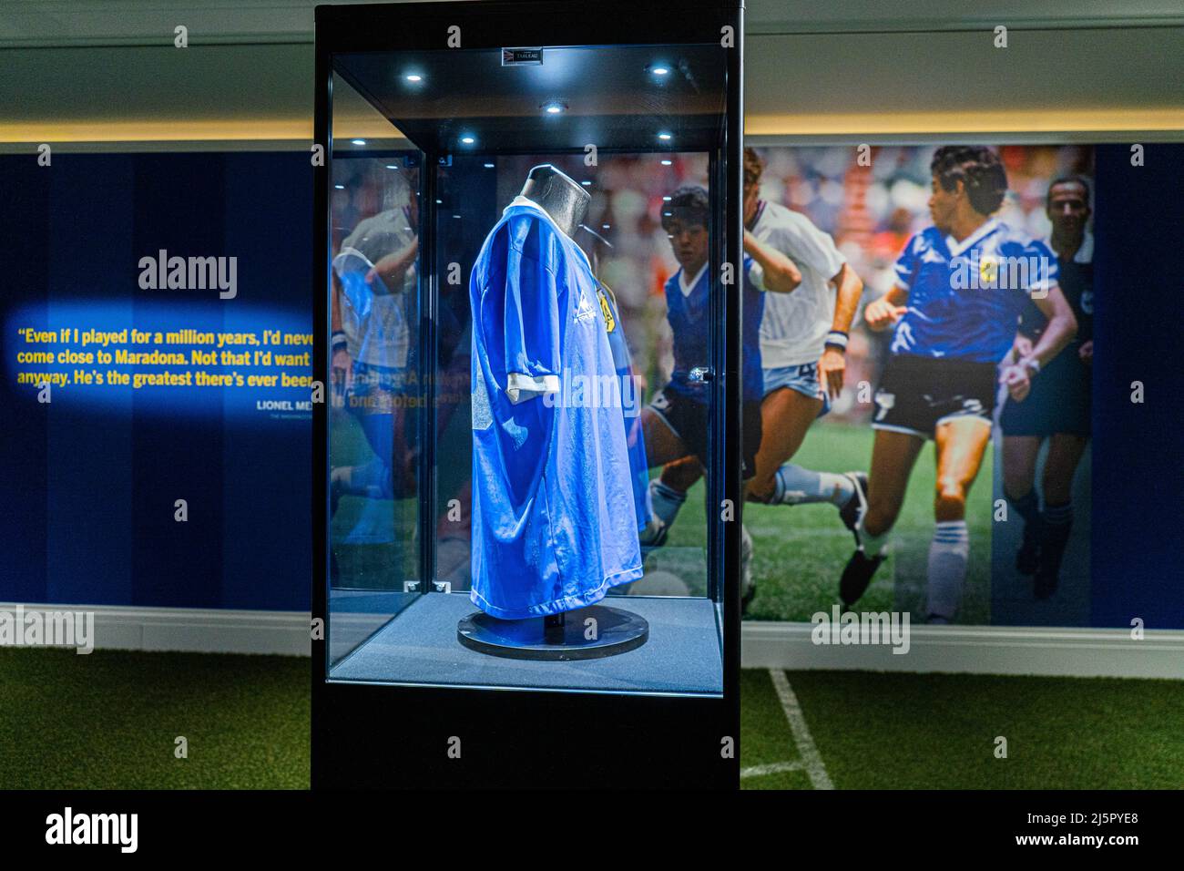 London, Großbritannien 25. April 2022. Diego Maradonas „Hand of God“-Trikot für die Weltmeisterschaft 1986 wird bei Sotheby's in London ausgestellt, bevor es bei einer Auktion angeboten wird und auf 4.000.000 - 6.000.000 GBP geschätzt wird. Kredit: amer ghazzal/Alamy Live Nachrichten Stockfoto