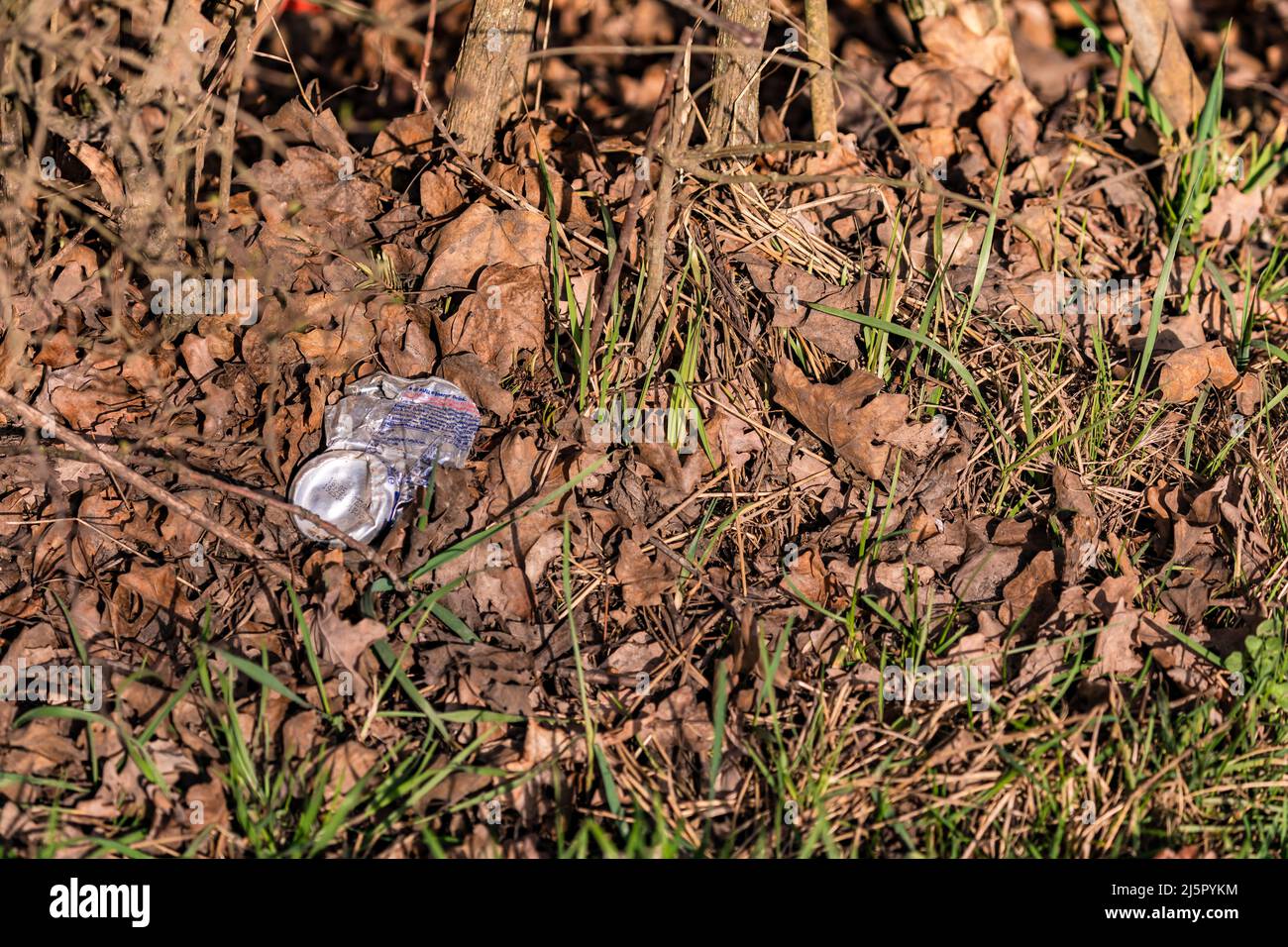 In den Wiesen, Feldern und Wäldern gibt es viele weggeworfene Abfälle Stockfoto