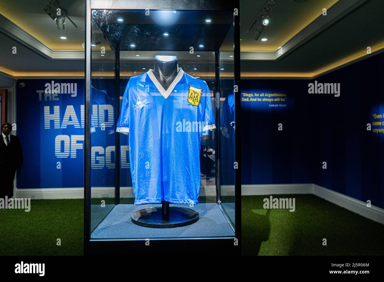 London, Großbritannien 25. April 2022. Diego Maradonas „Hand of God“-Trikot für die Weltmeisterschaft 1986 wird bei Sotheby's in London ausgestellt, bevor es bei einer Auktion angeboten wird und auf 4.000.000 - 6.000.000 GBP geschätzt wird. Kredit: amer ghazzal/Alamy Live Nachrichten Stockfoto