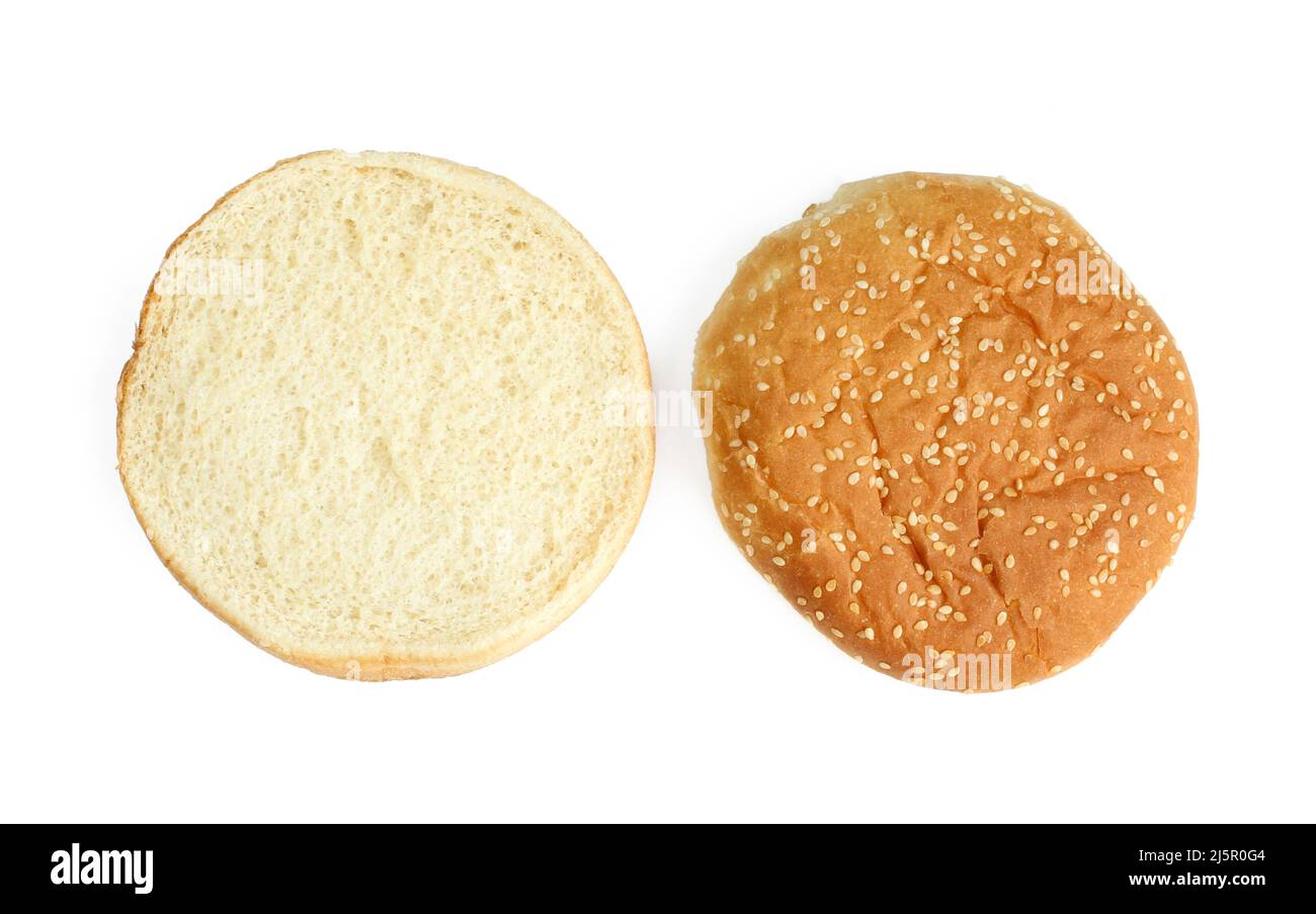 Geschnittenes Burger-Brötchen mit Sesamsamen oben. Isoliert auf weißem Hintergrund Stockfoto