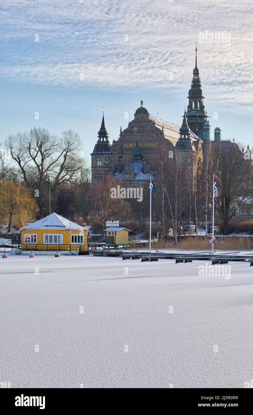Blick über gefrorene Ladugardslandsviken zum Nordiska Museet (Nordisches Museum) auf der Insel Djurgarden, Stockholm, Schweden Stockfoto