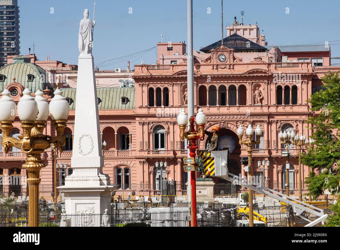 Argentinien, Buenos Aires - Arbeiter putzt eine Lampe vor der Casa Rosada, dem Pink Presidential Palace. Stockfoto