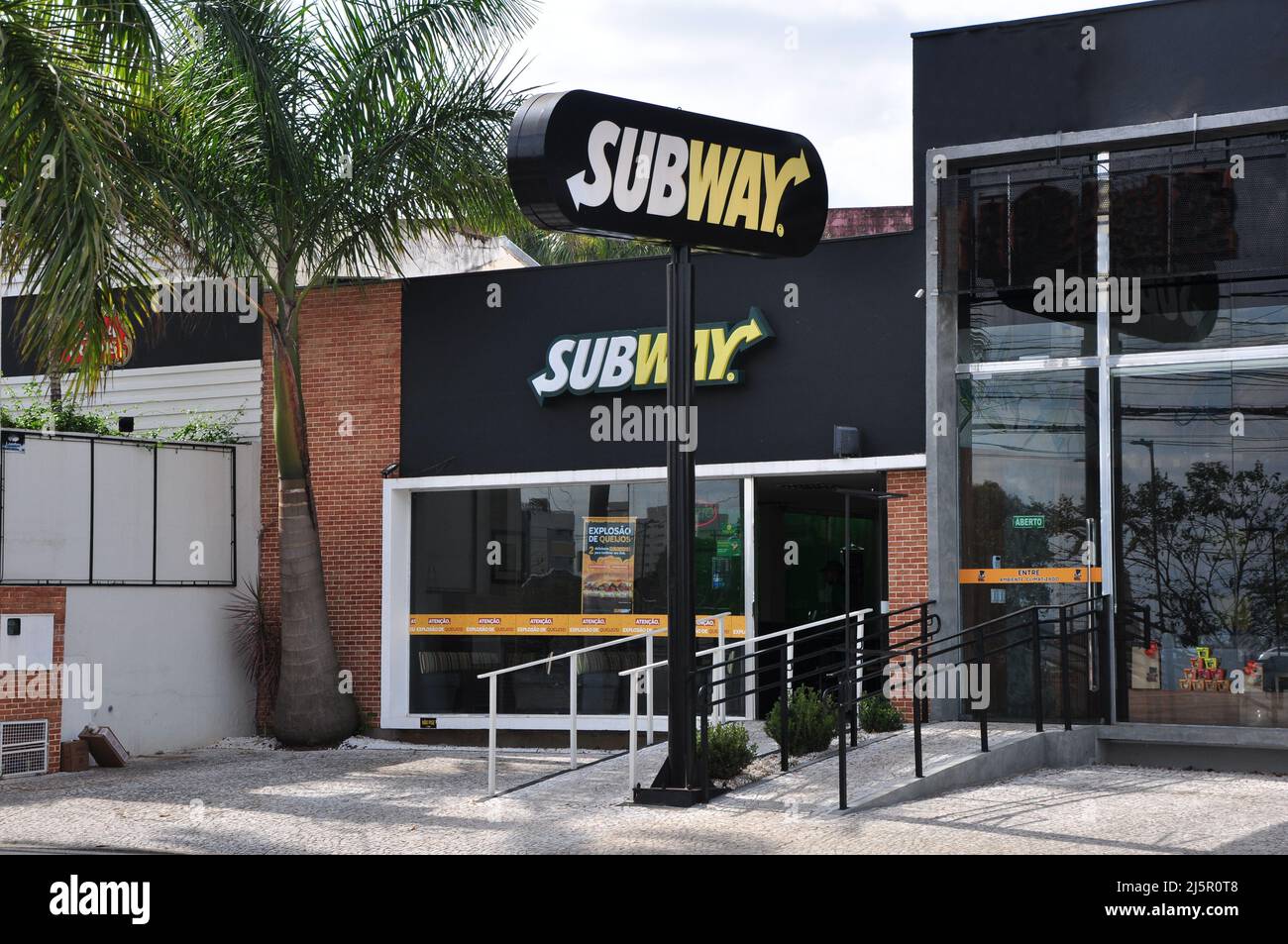 Fassade der U-Bahn, City Marilia, Sao Paulo, Brasilien. 30. August 2021. Große Fast-Food-Kette, die in den Vereinigten Staaten mit Käse Explosion Bann entstanden Stockfoto