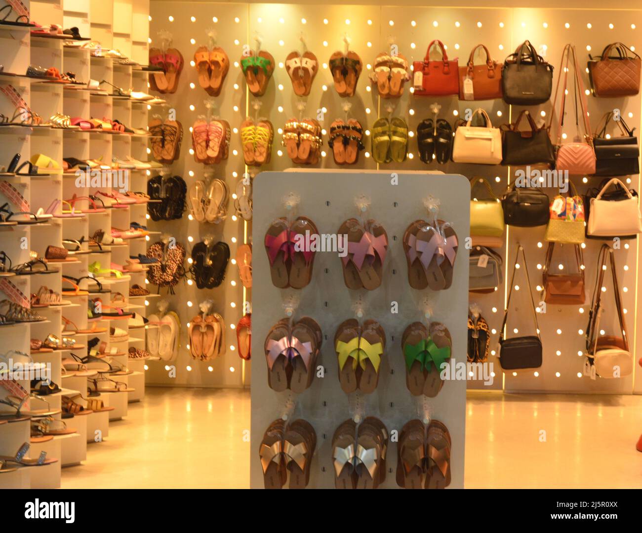 Beleuchtetes Schaufenster bei Shopping in Brasilien, Südamerika, Schaufenster oder Schaufenster eines Einkaufszentrums mit Schuhen und Taschen in Brasilien, South Ame Stockfoto