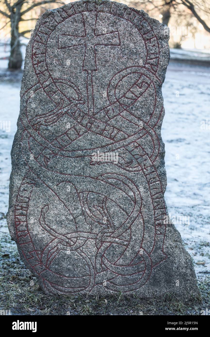 Runenstein aus dem 11.. Jahrhundert Runenstein-Runeninschrift, die ungewöhnlich zur Erinnerung an eine Frau aus Uppsalen, Uppland, Schweden, erhoben wurde Stockfoto