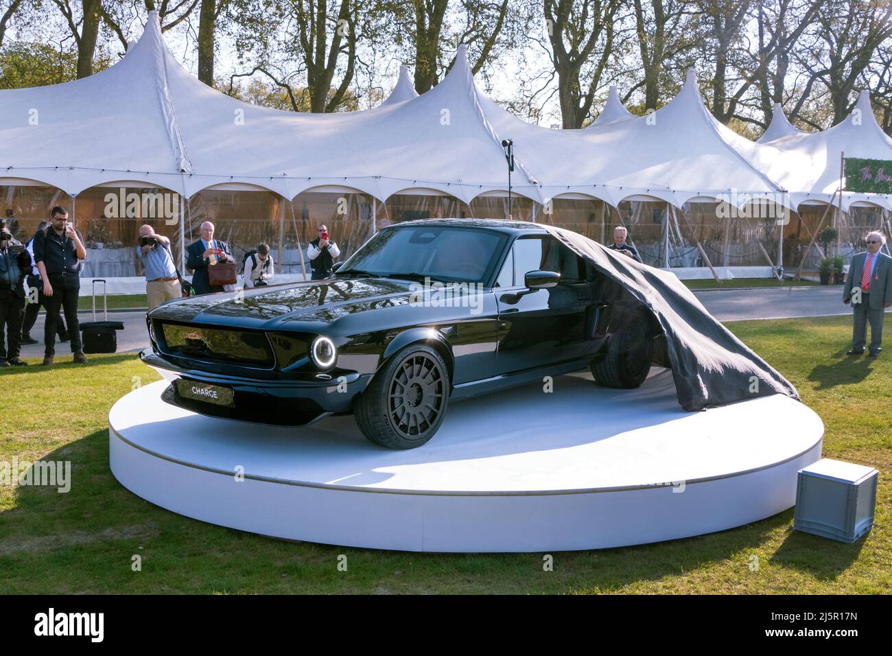 Laden Sie EC Ford Mustang auf dem Salon Prive London auf dem Gelände des Royal Hospital Chelsea 2022 Stockfoto