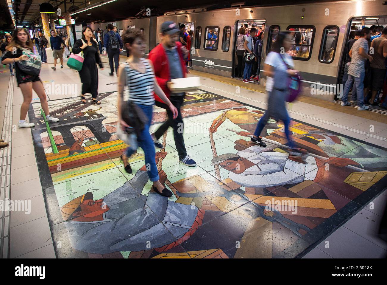 Argentinien, Buenos Aires - U-Bahn-Station ‘Subte’ Plaza Italia, mit großen gefliesten Kunstwerken auf dem Boden. Stockfoto