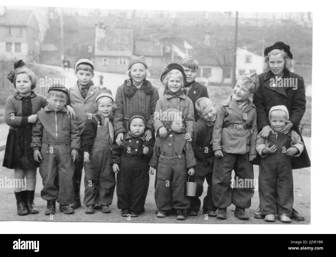 60s schwarz-weiß authentische Vintage-Fotografie-Klasse von kleinen Kindern und Lehrer, Stockholm, Schweden Stockfoto