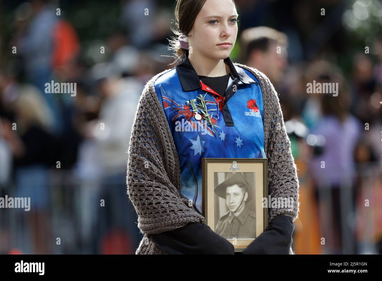 Sydney, Australien. 25. April 2022. Kriegsveteranen, Verteidigungspersonal, Kriegswitwen und Nachkommen machen sich während der Parade zum ANZAC Day am 25. April 2022 in Sydney, Australien, auf den Weg in die Elizabeth Street. Der diesjährige ANZAC Day March ist 107 Jahre her, seit die Truppen Australiens und Neuseelands in Gallipoli gelandet sind, um den Feldzug zu starten. Quelle: IOIO IMAGES/Alamy Live News Stockfoto