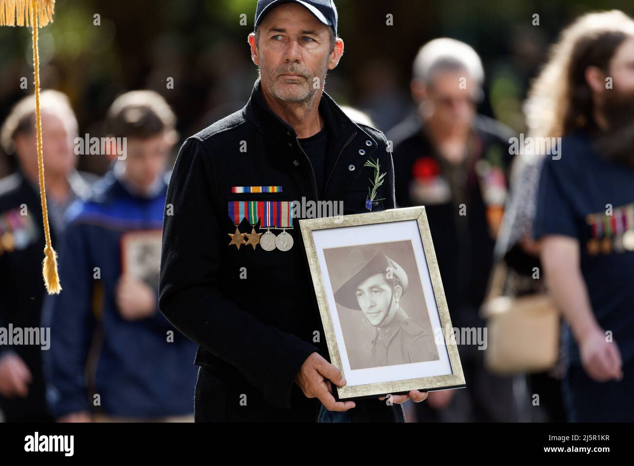 Sydney, Australien. 25. April 2022. Kriegsveteranen, Verteidigungspersonal, Kriegswitwen und Nachkommen machen sich während der Parade zum ANZAC Day am 25. April 2022 in Sydney, Australien, auf den Weg in die Elizabeth Street. Der diesjährige ANZAC Day March ist 107 Jahre her, seit die Truppen Australiens und Neuseelands in Gallipoli gelandet sind, um den Feldzug zu starten. Quelle: IOIO IMAGES/Alamy Live News Stockfoto