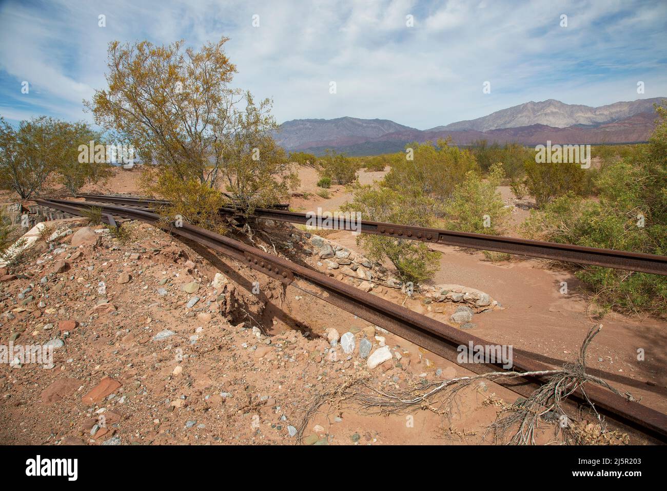 Argentinien, alte Raiway-Strecke entlang der Route 40 nördlich von San Juan ist schon lange nicht mehr genutzt. Stockfoto