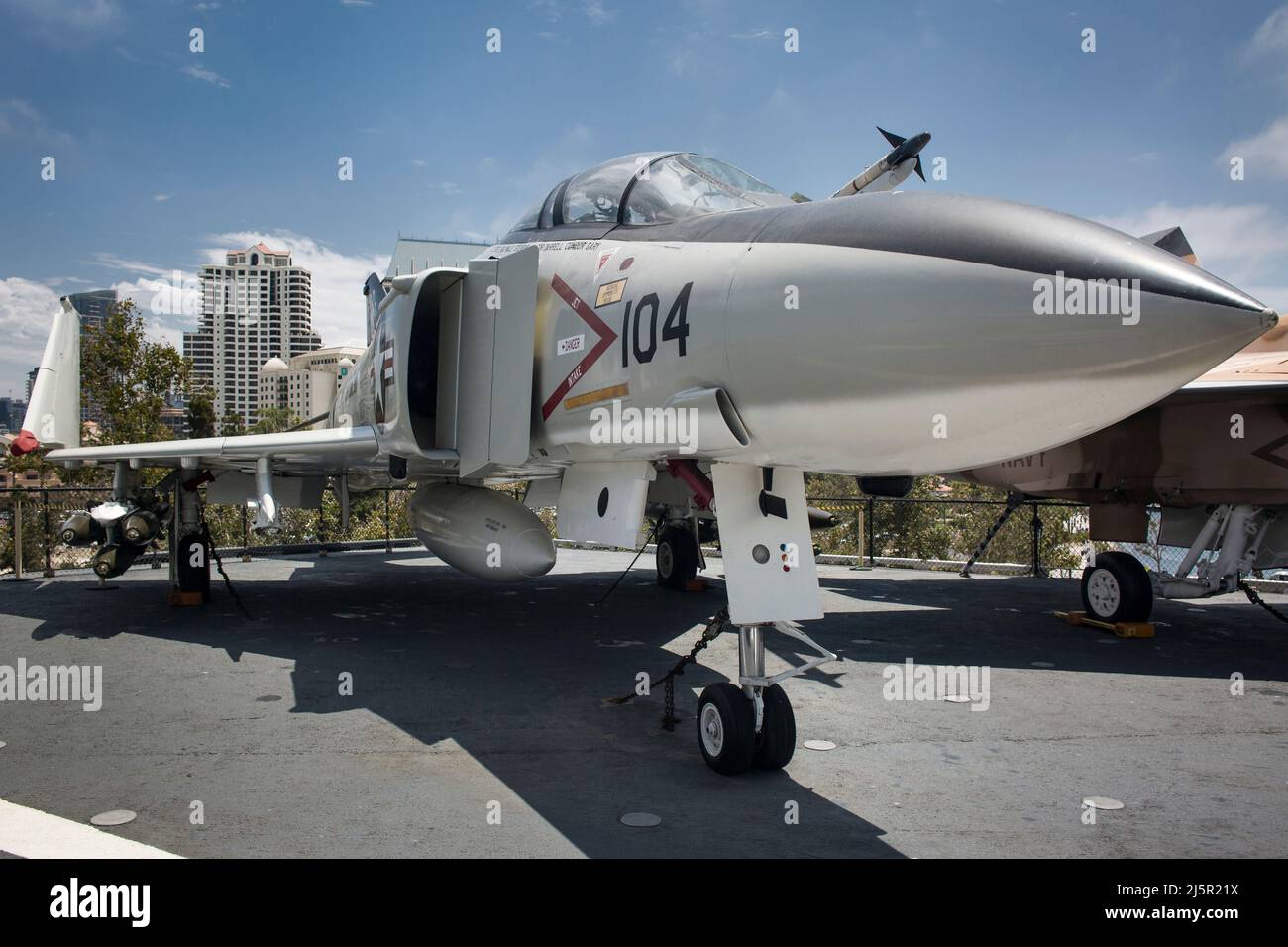 F-4 Phantom II Flugzeug auf dem USS Midway Flugzeugträger Flugdeck, San Diego Navy Pier Stockfoto