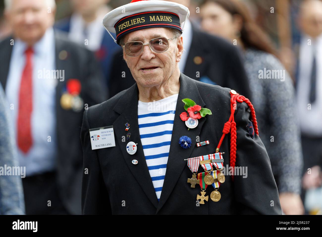 Sydney, Australien. 25. April 2022. Kriegsveteranen, Verteidigungspersonal, Kriegswitwen und Nachkommen machen sich während der Parade zum ANZAC Day am 25. April 2022 in Sydney, Australien, auf den Weg in die Elizabeth Street. Der diesjährige ANZAC Day March ist 107 Jahre her, seit die Truppen Australiens und Neuseelands in Gallipoli gelandet sind, um den Feldzug zu starten. Quelle: IOIO IMAGES/Alamy Live News Stockfoto