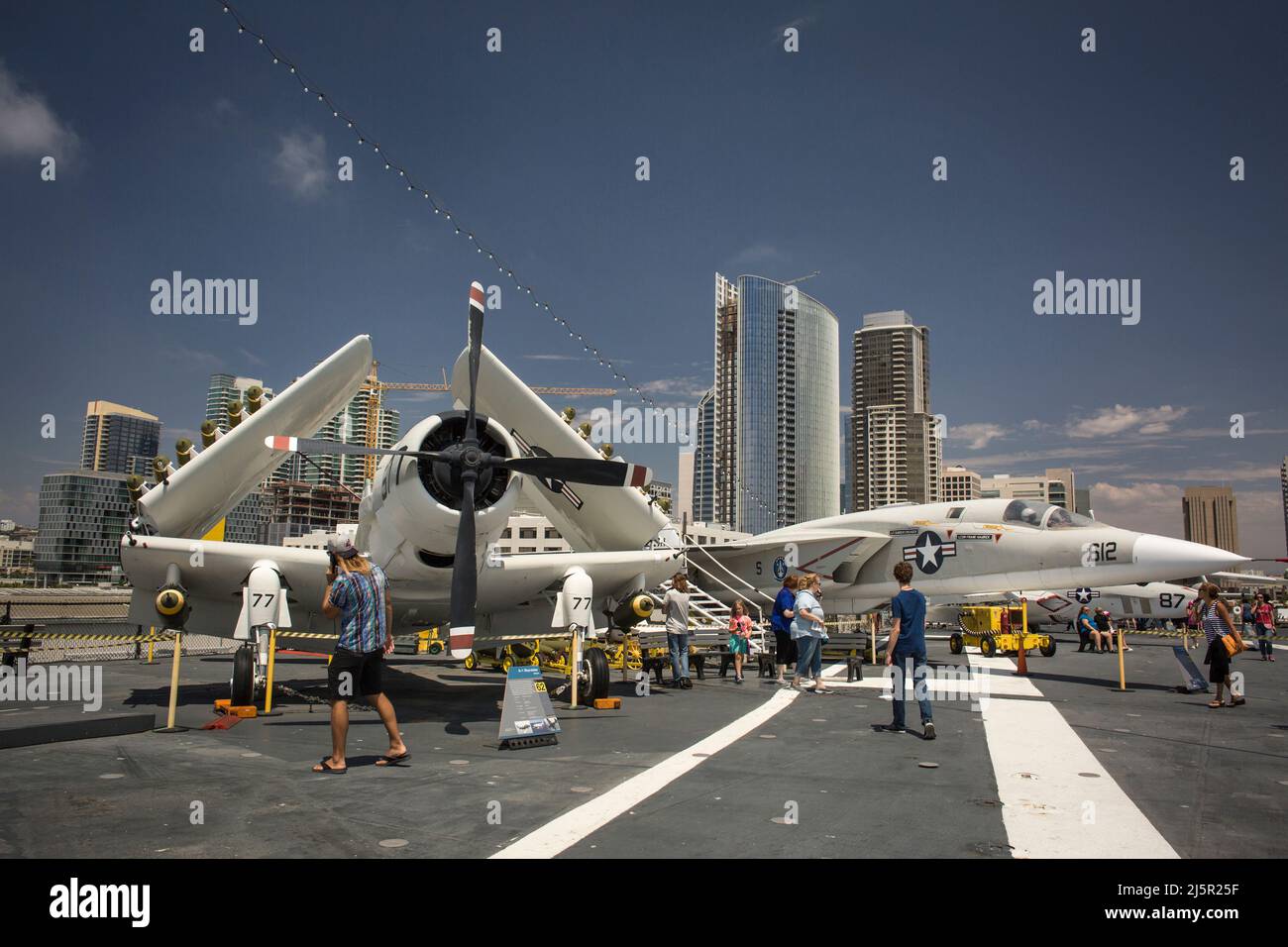 Einige der Flugzeuge Ausstellung auf dem USS Midway Flugzeugträger Flugdeck, San Diego Navy Pier Stockfoto