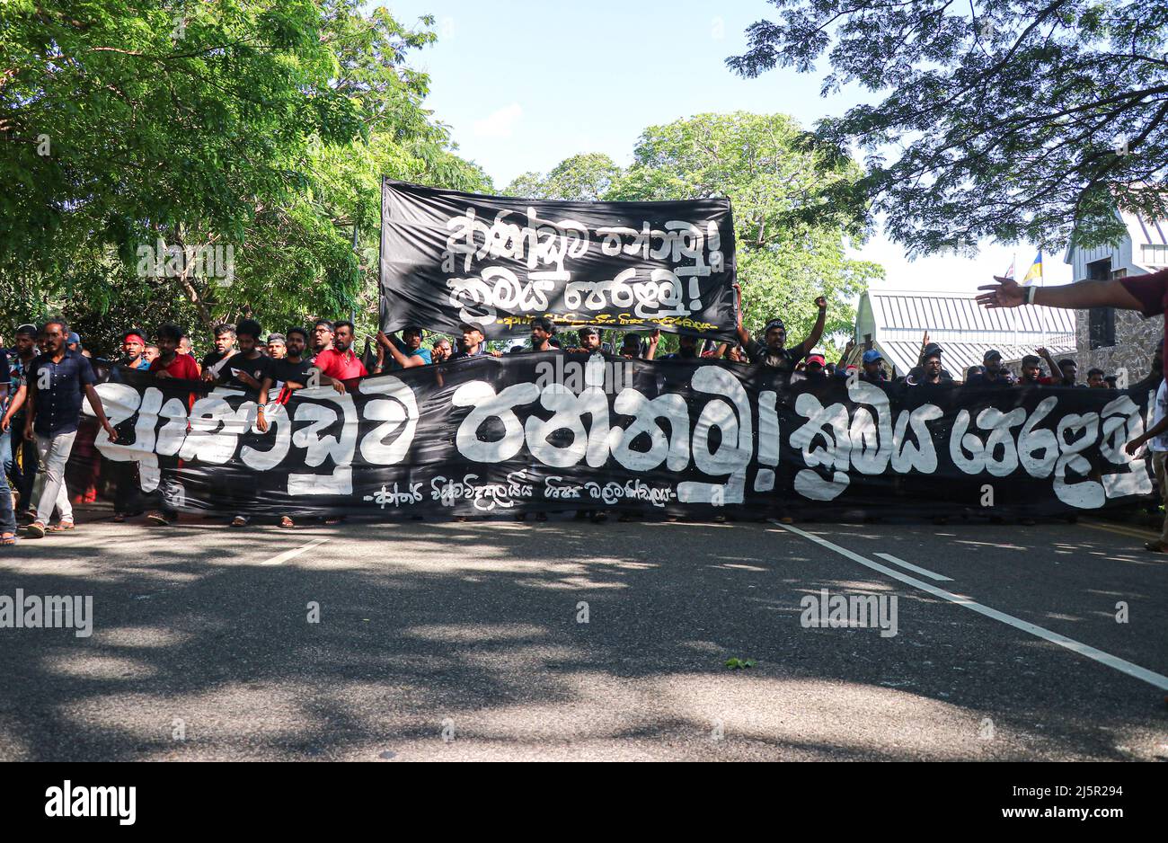 Studenten nehmen an einer Demonstration gegen die anhaltende wirtschaftliche und politische Krise des Landes in Colombo Teil. (Foto von Saman Abesiriwardana/Pacific Press) Stockfoto