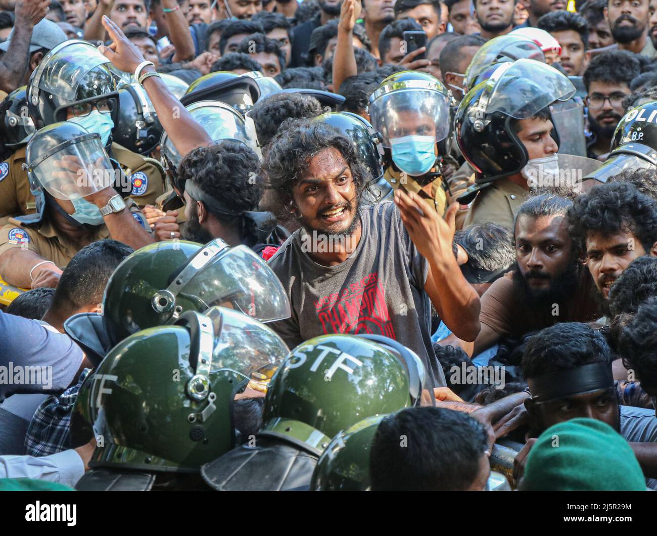Studenten nehmen an einer Demonstration gegen die anhaltende wirtschaftliche und politische Krise des Landes in Colombo Teil. (Foto von Saman Abesiriwardana/Pacific Press) Stockfoto