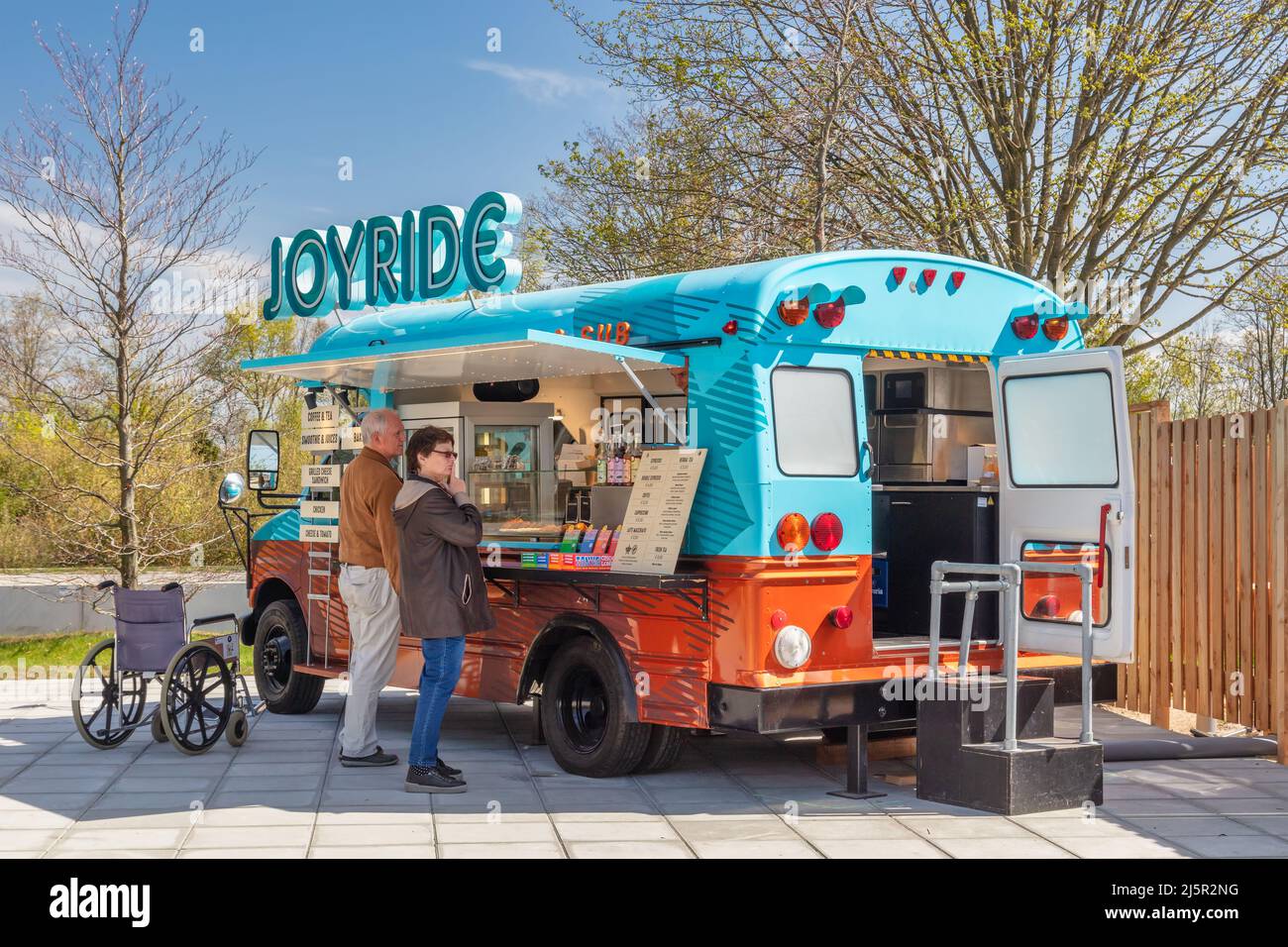 ALMERE, NIEDERLANDE - 21. APRIL 2022: Vintage Food Truck mit zwei Bestellern auf der Floriade Expo 2022 in Almere, Niederlande Stockfoto