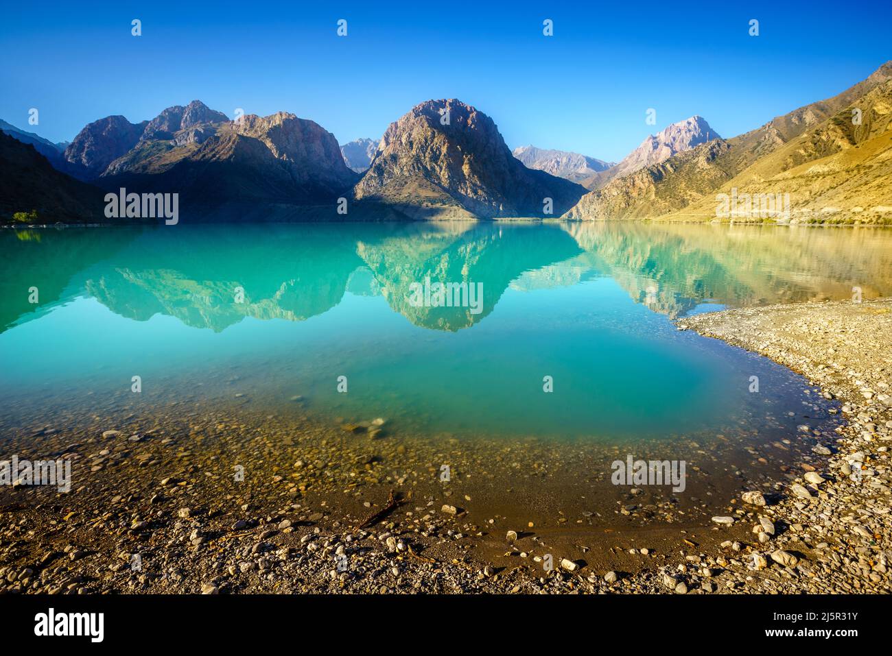 Landschaftlich schöner Blick auf Iskanderkul - einen alpinen See in den Bergen Tadschikistans Stockfoto