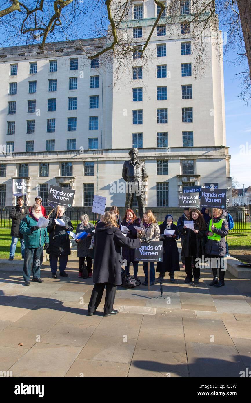 Die Teilnehmer versammeln sich und singen während der Protestdemonstration für Jemen - Stop Arms Sales vor der Downing Street im Zentrum von London. Stockfoto