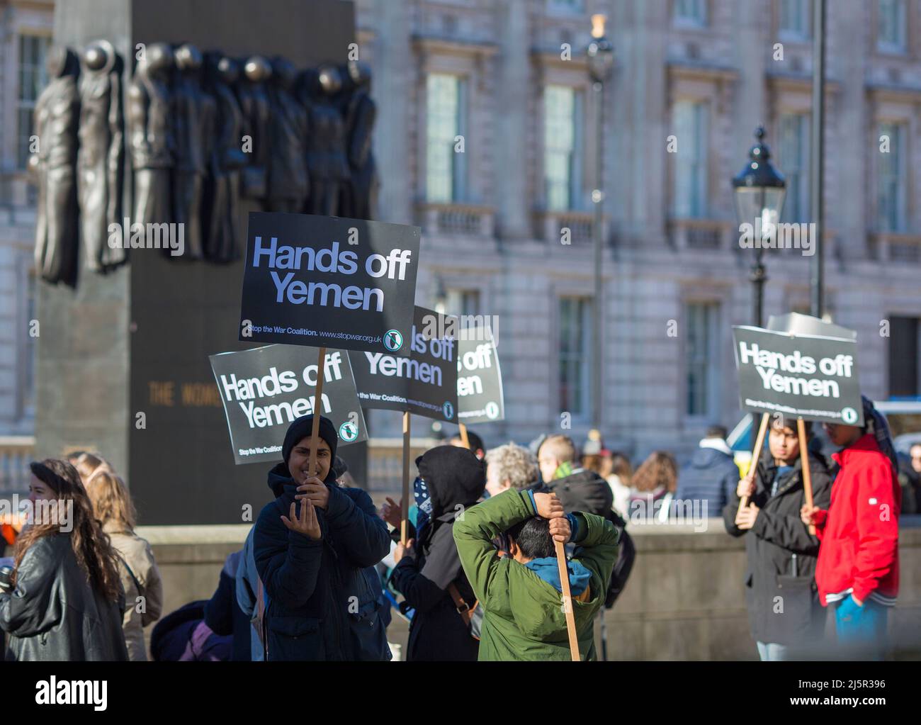 Die Teilnehmer versammeln sich und singen während der Protestdemonstration für Jemen - Stop Arms Sales vor der Downing Street im Zentrum von London. Stockfoto