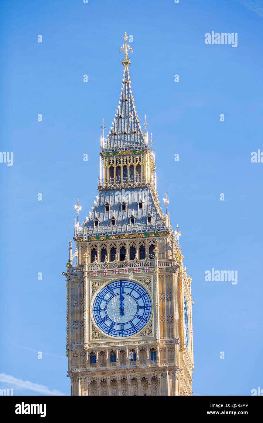 Die Uhrenarme sind um 12 Uhr auf einem Zifferblatt von Big Ben, Elizabeth Tower, in Westminster, im Zentrum von London, zu sehen. Stockfoto