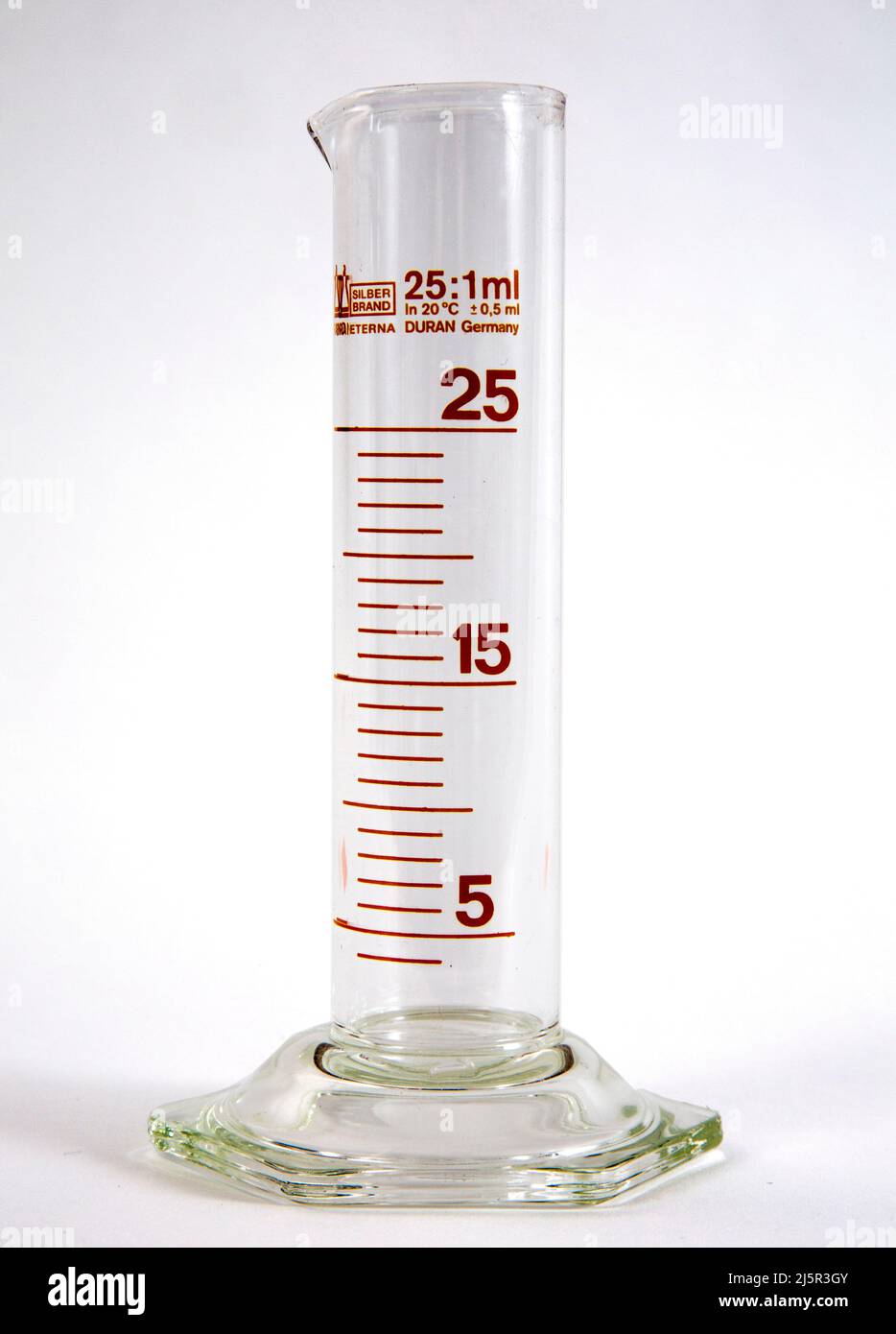 Ein graduierter Zylinder, ein Messzylinder oder ein Mischzylinder ist ein gängiges Laborgerät, das zur Messung des Volumens einer Flüssigkeit verwendet wird. Stockfoto