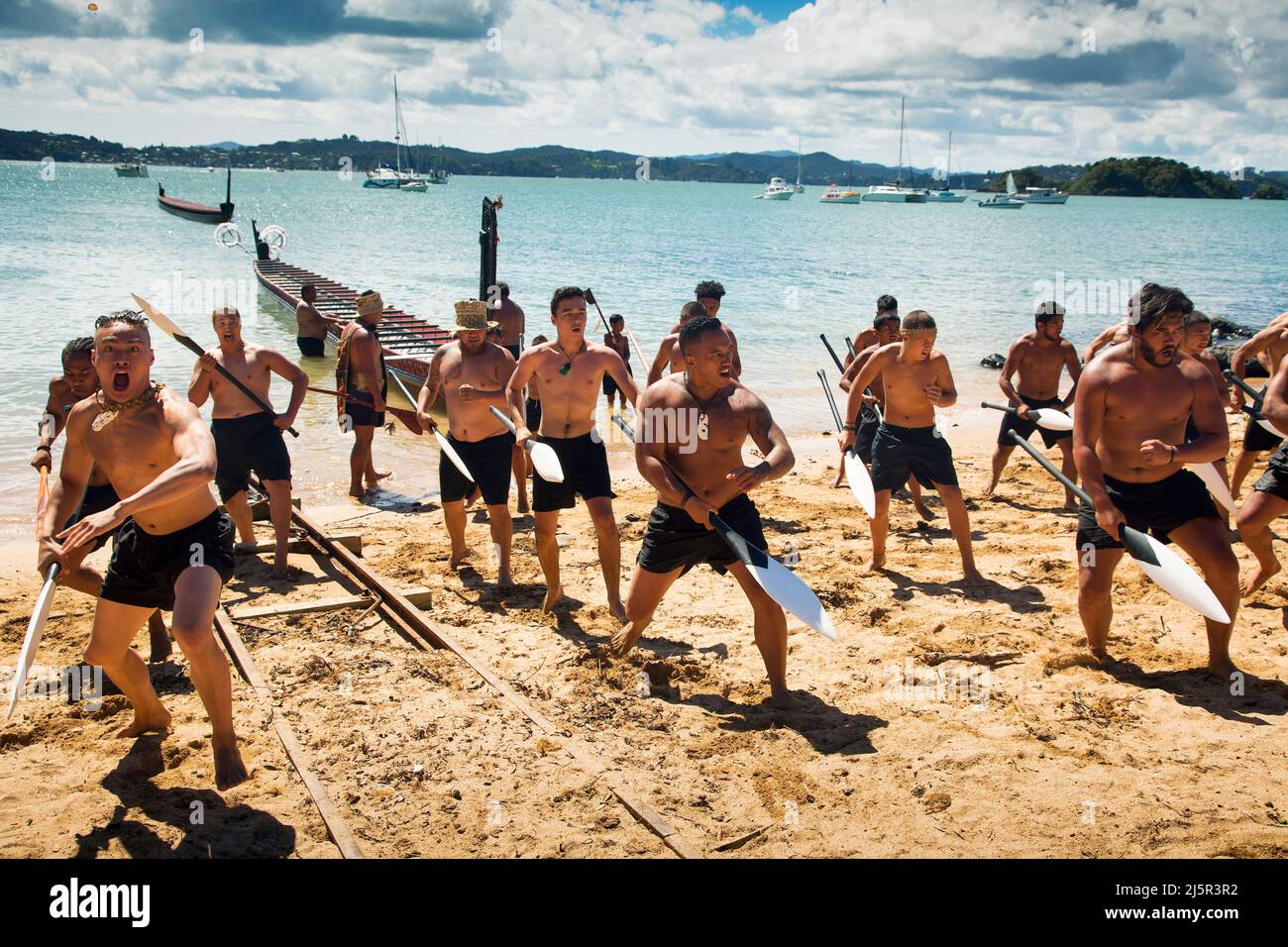 Der Haka ist ein traditioneller Kriegsschrei, ein Kriegstanz oder eine Herausforderung in der Māori-Kultur. Auf dem Foto wird es während des Waitingi-Tages aufgeführt. Der Waitangi-Tag ist der Nat Stockfoto