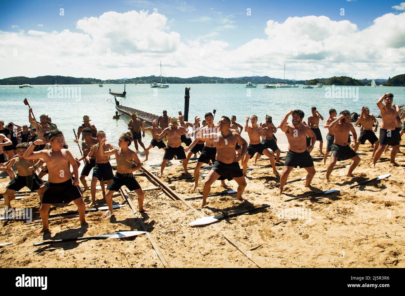Der Haka ist ein traditioneller Kriegsschrei, ein Kriegstanz oder eine Herausforderung in der Māori-Kultur. Auf dem Foto wird es während des Waitingi-Tages aufgeführt. Der Waitangi-Tag ist der Nat Stockfoto