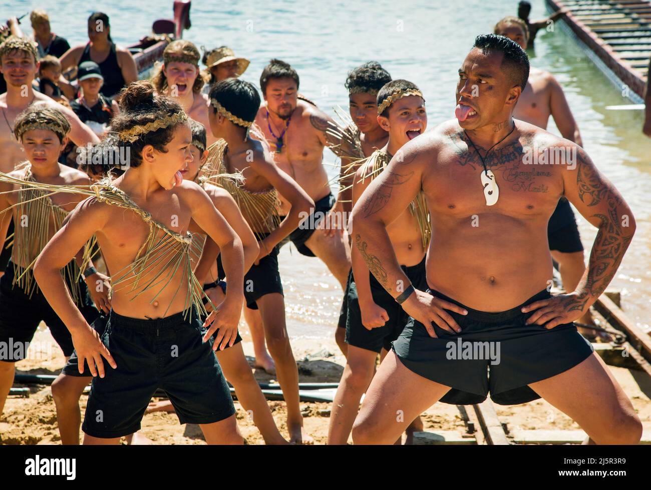 Der Haka ist ein traditioneller Kriegsschrei, ein Kriegstanz oder eine Herausforderung in der Māori-Kultur. Auf dem Foto wird es während des Waitingi-Tages aufgeführt. Der Waitangi-Tag ist der Nat Stockfoto