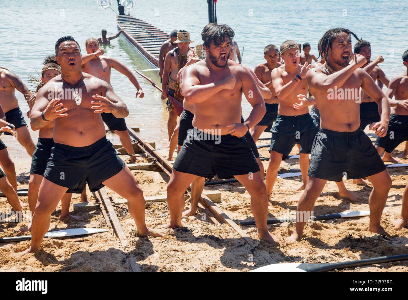 Der Haka ist ein traditioneller Kriegsschrei, ein Kriegstanz oder eine Herausforderung in der Māori-Kultur. Auf dem Foto wird es während des Waitingi-Tages aufgeführt. Der Waitangi-Tag ist der Nat Stockfoto