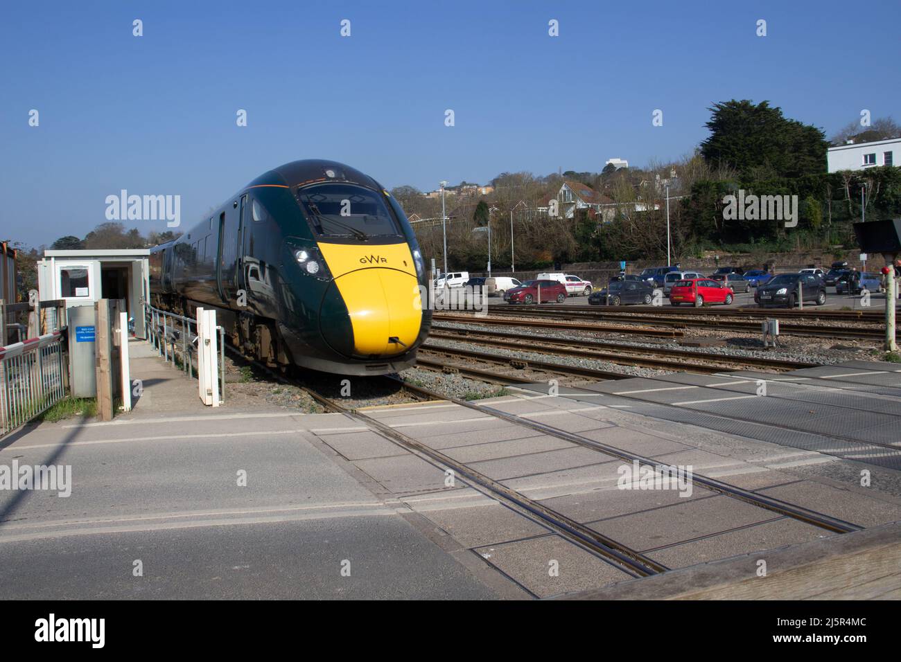 EXETER, Großbritannien - 1. MÄRZ 2021 A GWR Intercity 125 am Red Cow Crossing am Bahnhof Exeter St David Stockfoto