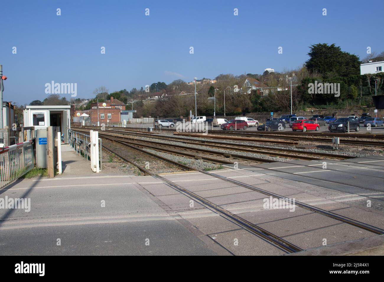 EXETER, Großbritannien - 1. MÄRZ 2021 verlassene Rote Kuh Kreuzung am Exeter St David Bahnhof Stockfoto