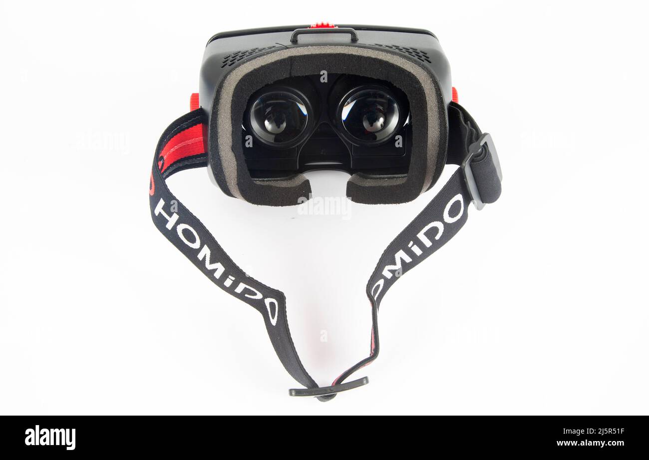 Ein VR-Set oder ein Virtual-Reality-Headset ist ein Head-Mounted-Gerät, das dem Träger virtuelle Realität bietet. VR-Headsets werden häufig mit Computern verwendet Stockfoto