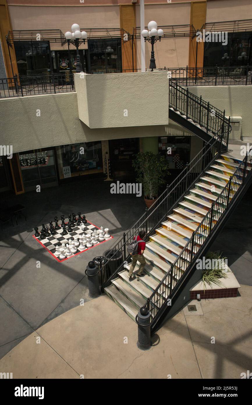 Treppe, in der Nähe eines riesigen Schachspiels, im abgerissenen Westfield Horton Plaza Outdoor Shopping Mall, Gaslamp Quarter, San Diego Stockfoto Treppe, in der Nähe eines riesigen Schachspiels, im abgerissenen Westfield Horton Plaza Outdoor Shopping Mall, Gaslamp Quarter, San Diego Stockfoto