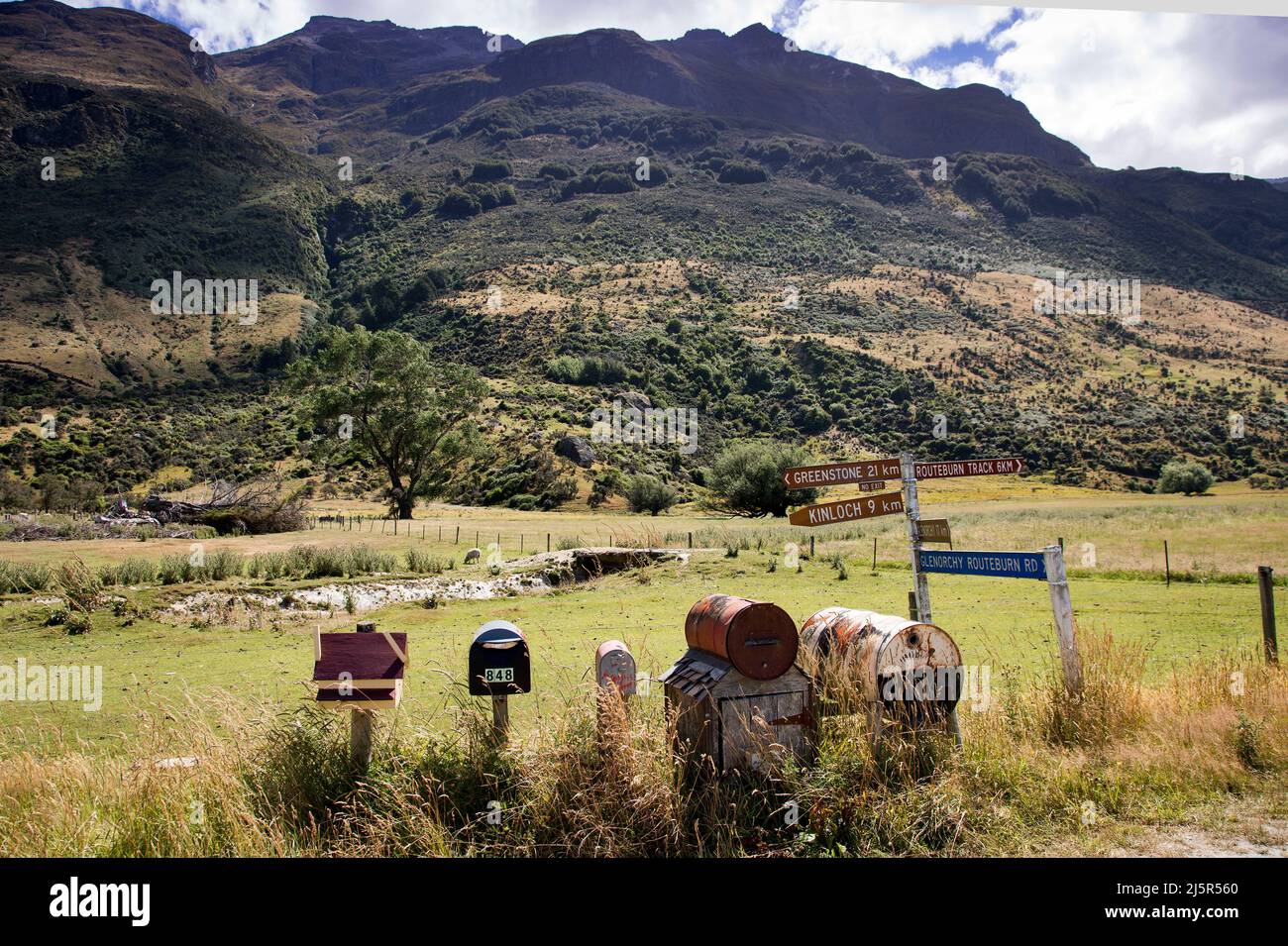 Neuseeland, Kinloch und Glenorchy Area auf South Island - Briefkasten und Distanzschilder in dieser ländlichen Gegend. Stockfoto