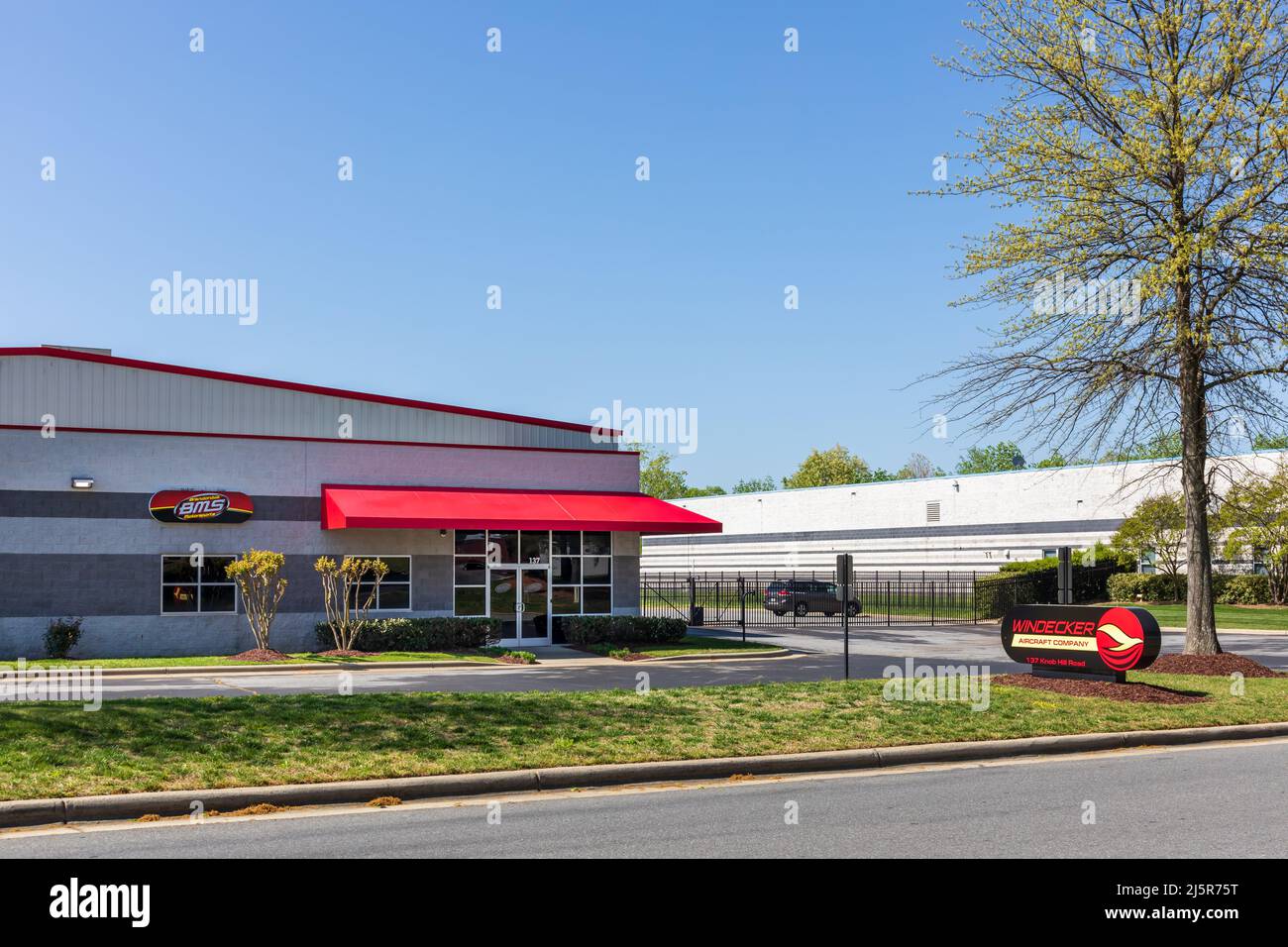 MOORESVILLE, NC, USA-17 APRIL 2022: Windecker Aircraft Company und Brandonbilt Motorsport, Gebäude und Schilder, hell sonnig, Frühlingstag. Stockfoto