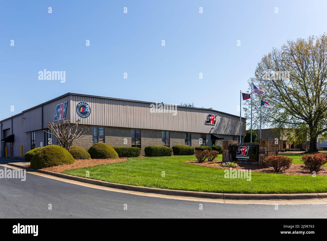 MOORESVILLE, NC, USA-17 APRIL 2022: SRI Performance Building, Bereitstellung neuer und gebrauchter Rennsportteile und Rennmotoren. Gebäude, Schilder und Denkmal si Stockfoto