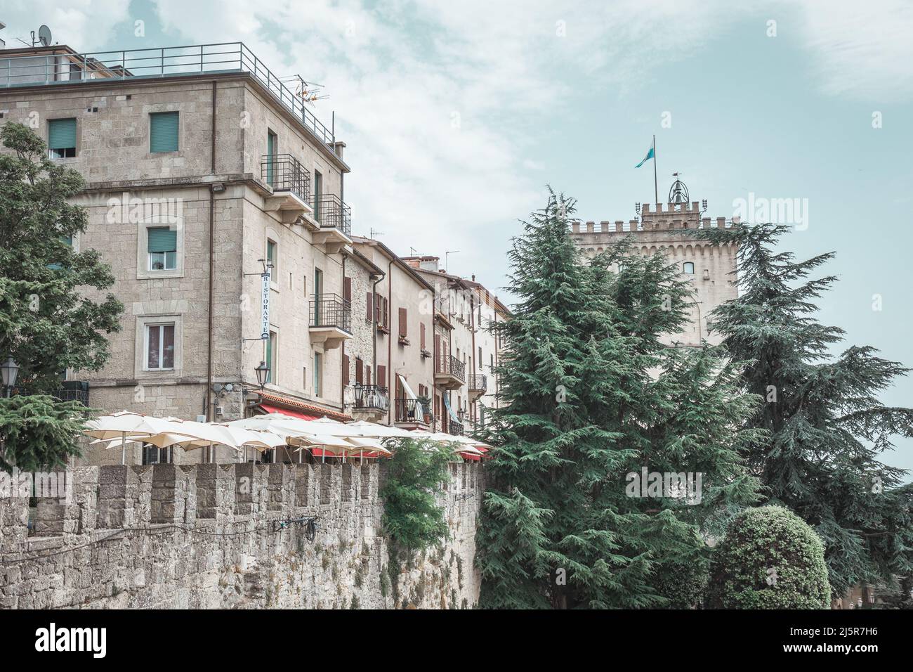 Straßen der histrical Zentrum von San Marino, San Marino - 12.07.2021 Stockfoto